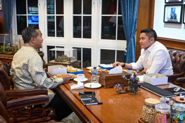 Seskab Teddy Terima Ketum KADIN, Bahas Dukungan Dunia Usaha untuk Program Magang Nasional